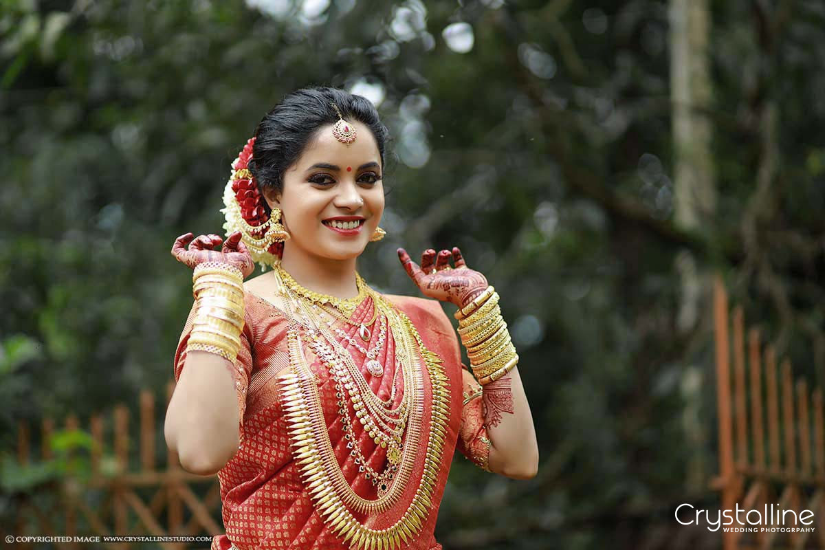 Pin by Manisha Kamdar on Gajra * | Indian wedding bride, Kerala wedding  photography, Indian wedding photography